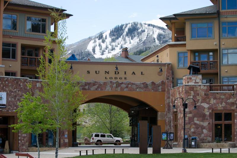 Sundial Lodge Condo Steps from Red Pine Gondola Save 20% on 7 Nights! - image 7