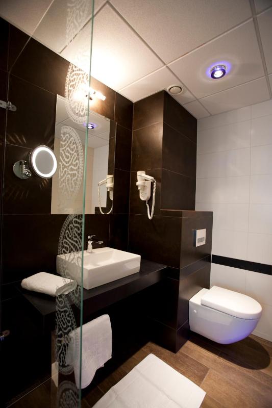 Standard Double Room image 4