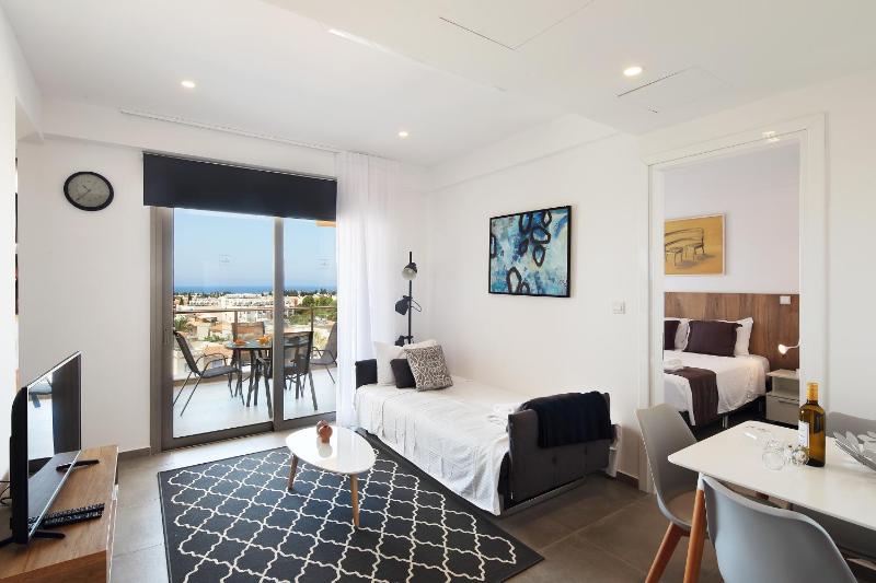 Deluxe One-Bedroom Suite image 2