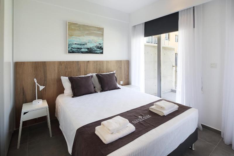 Deluxe One-Bedroom Suite image 4