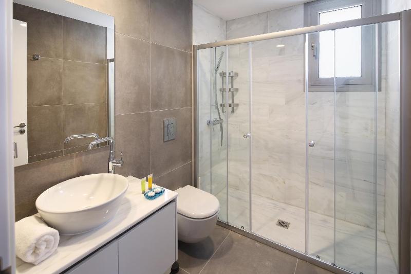Deluxe One-Bedroom Suite image 3