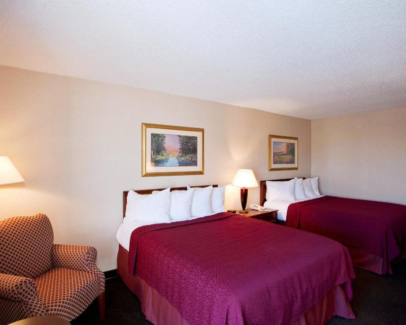 Queen Room with Two Queen Beds - Non-Smoking image 2