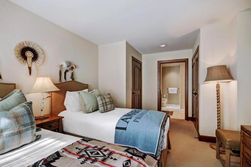 Exclusive 2BR Ritz-Carlton w Mountain Rustic Décor Save 20% on 7 Nights! - image 11