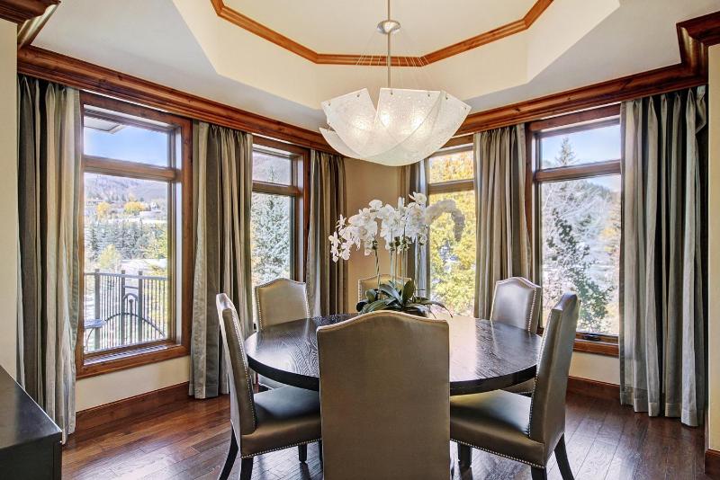 Chic 2 BRDen Ritz-Carlton Condo with Valley Views - image 7