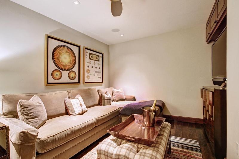Luxe 2BRDen Ritz-Carlton Residence Quiet Location - image 25