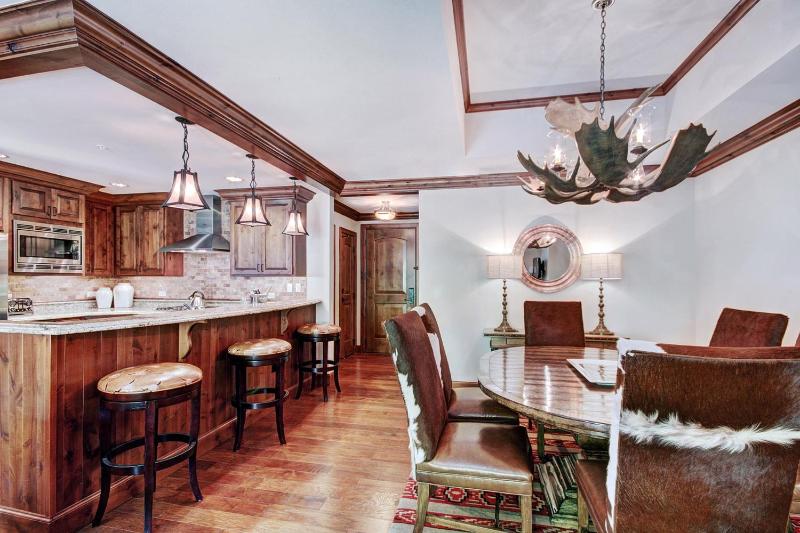Exclusive 2BR Ritz-Carlton w Mountain Rustic Décor Save 20% on 7 Nights! - image 15