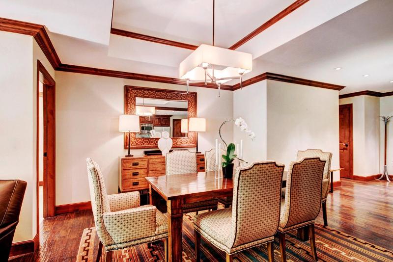 Luxe 2BRDen Ritz-Carlton Residence Quiet Location - image 14