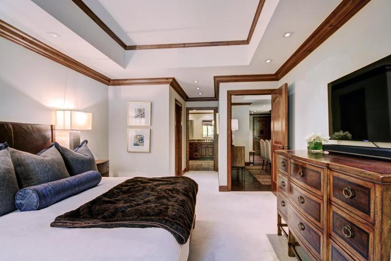 Luxe 2BRDen Ritz-Carlton Residence Quiet Location - image 21
