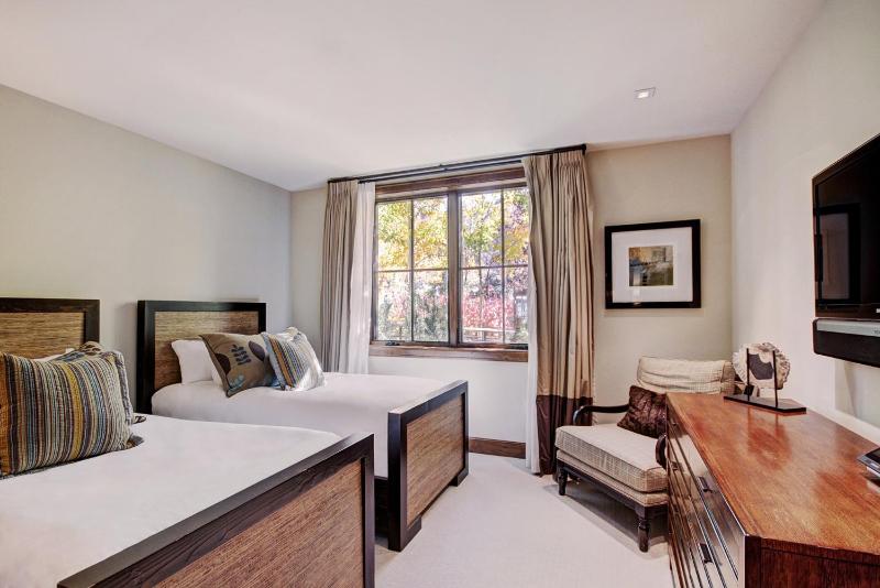 Luxe 2BRDen Ritz-Carlton Residence Quiet Location - image 2