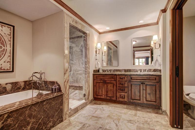 Luxe 2BRDen Ritz-Carlton Residence Quiet Location - image 28