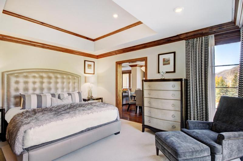 Chic 2 BRDen Ritz-Carlton Condo with Valley Views - image 4