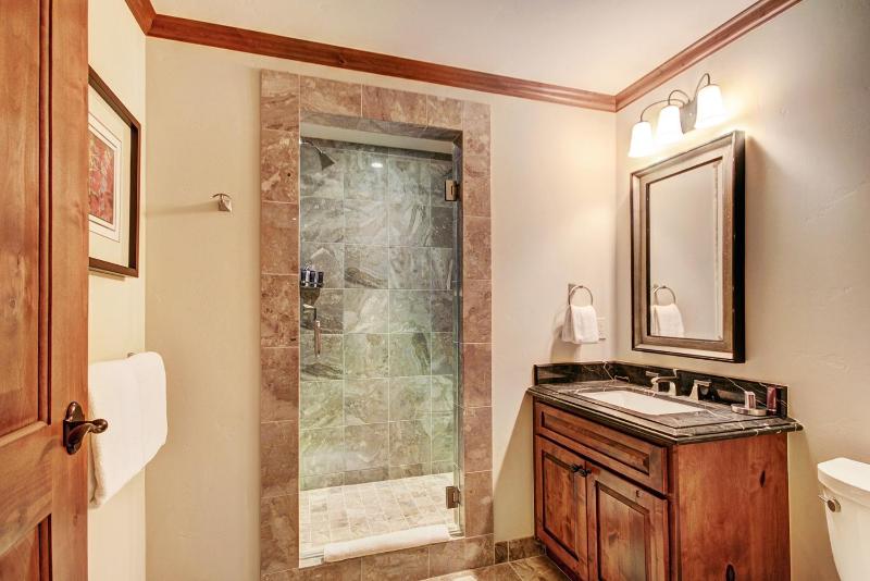 Luxe 2BRDen Ritz-Carlton Residence Quiet Location - image 24