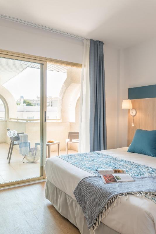 Double Room with Extra Bed (3 Adults) image 2