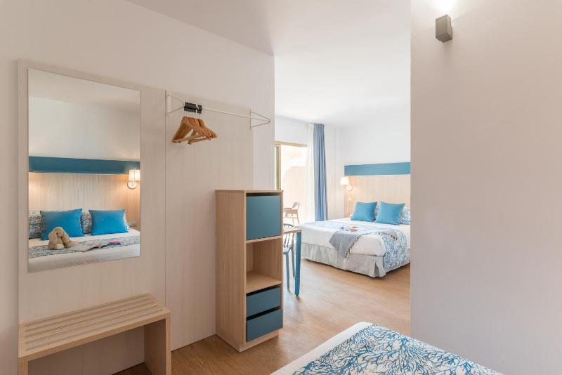 Double Room with Extra Bed (3 Adults) image 4