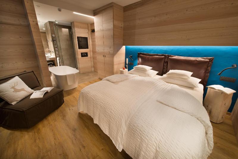 Superior Deluxe Double or Twin Room with Balcony image 1