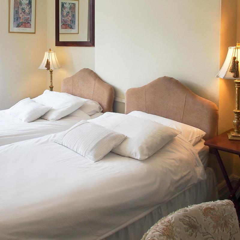 Twin Room image 3