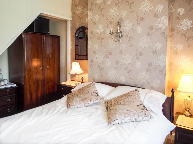 Double Room image 3