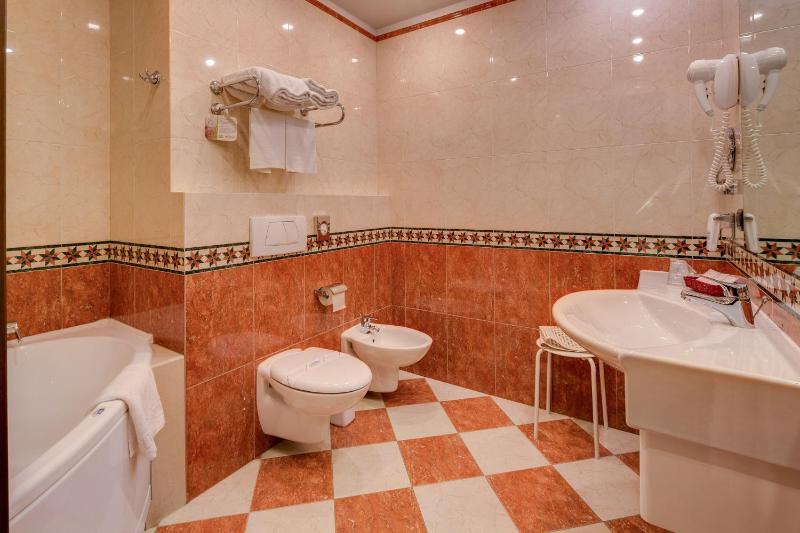 Junior Queen Suite image 2