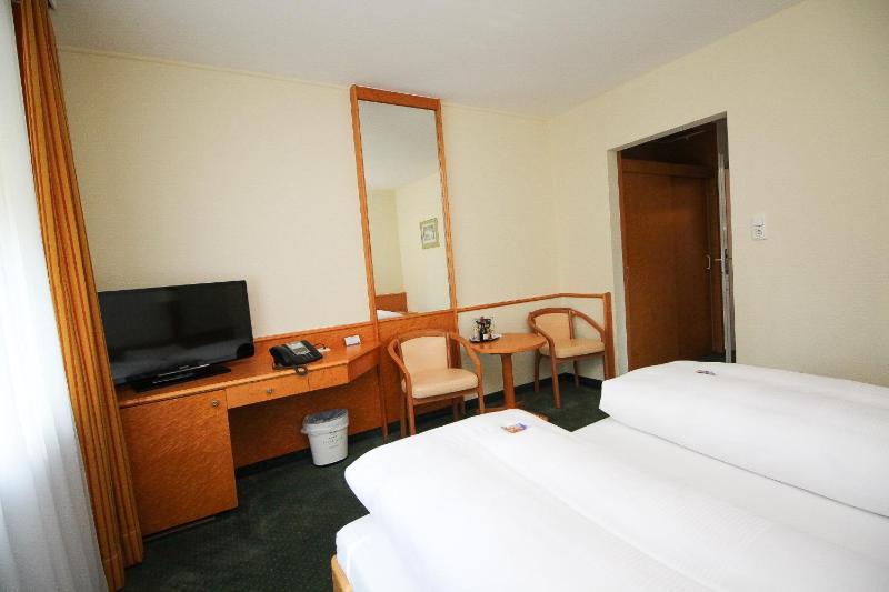 Standard Double Room image 3