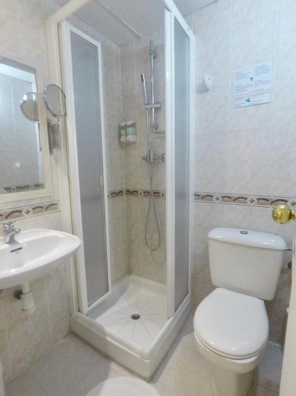 Twin Room image 3