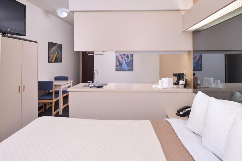 Queen Room with Two Queen Beds - Non-Smoking image 4