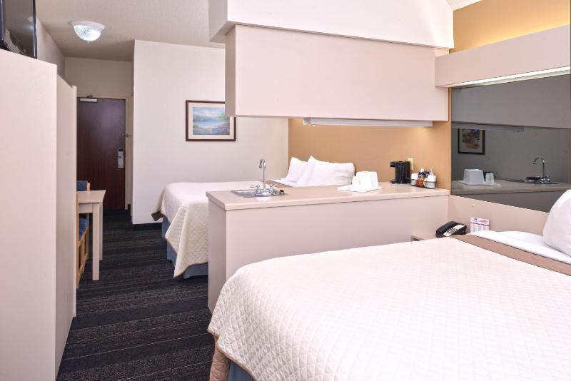 Deluxe Queen Suite with Two Queen Beds - Non-Smoking image 3