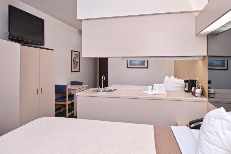 Deluxe Queen Suite with Two Queen Beds - Non-Smoking image 2