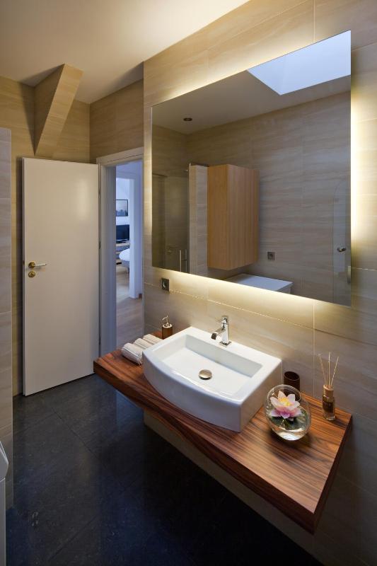Deluxe Two-Bedroom Apartment image 2