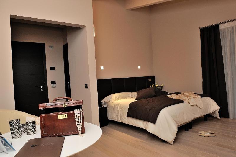 Junior Suite (2 Adults) image 1