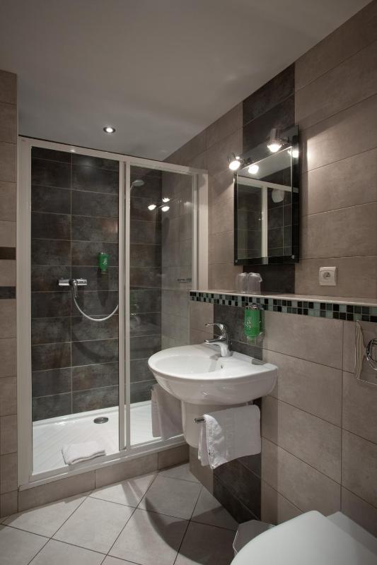 Superior King Room with River View image 3