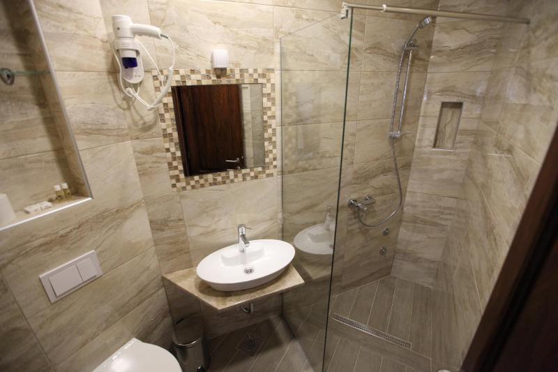 Deluxe Quadruple Room image 3