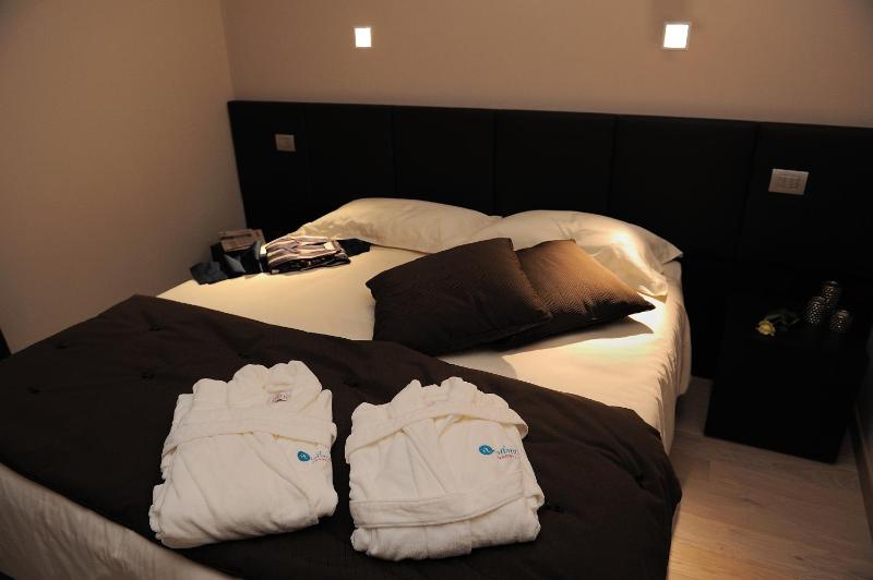 Deluxe Double Room image 2