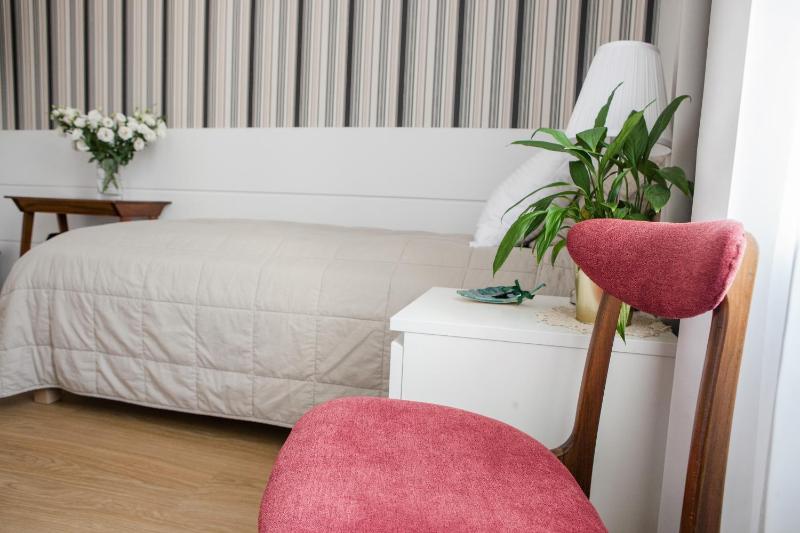 Small Single Room image 3