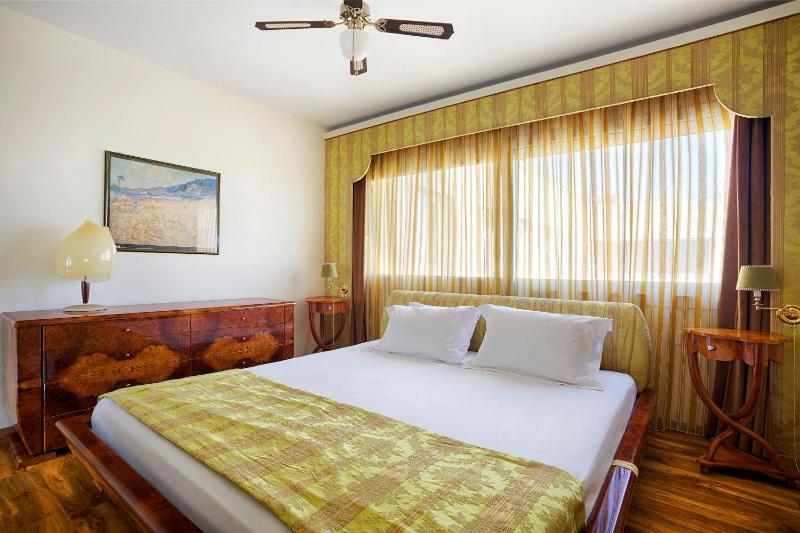 Unique 3-Bed 3-Bath Apt with Acropolis Views SG69 - image 11