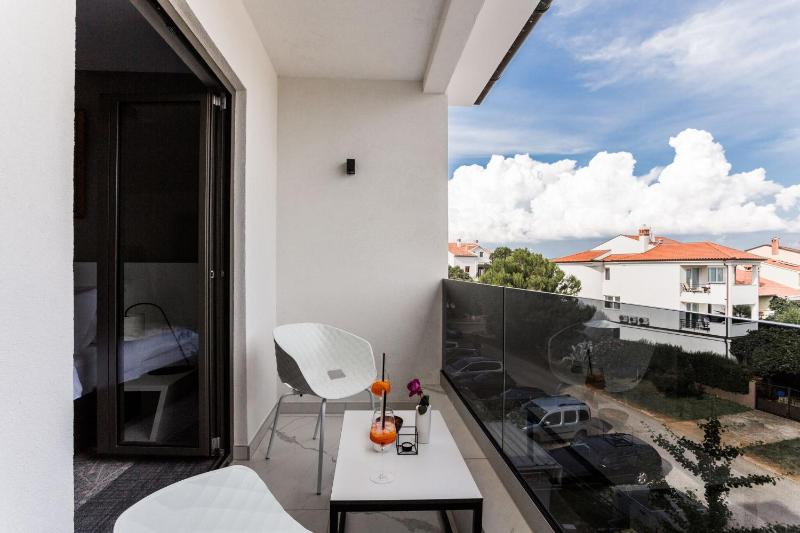 Deluxe Double Room with Side Sea View image 4