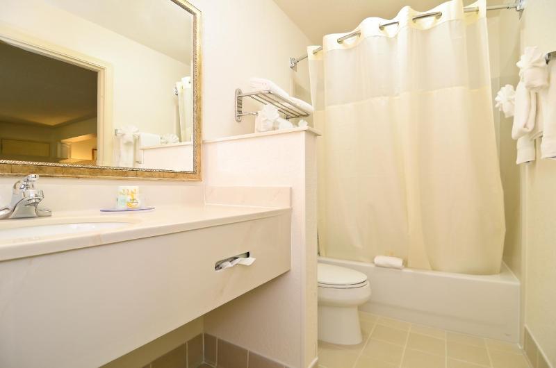 Standard King Room - Non-Smoking  image 4