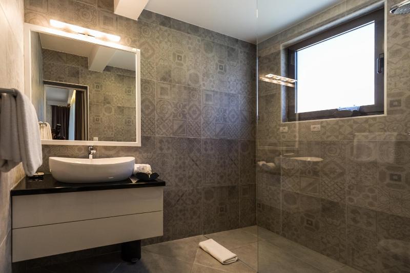 Deluxe King Room with Balcony image 2