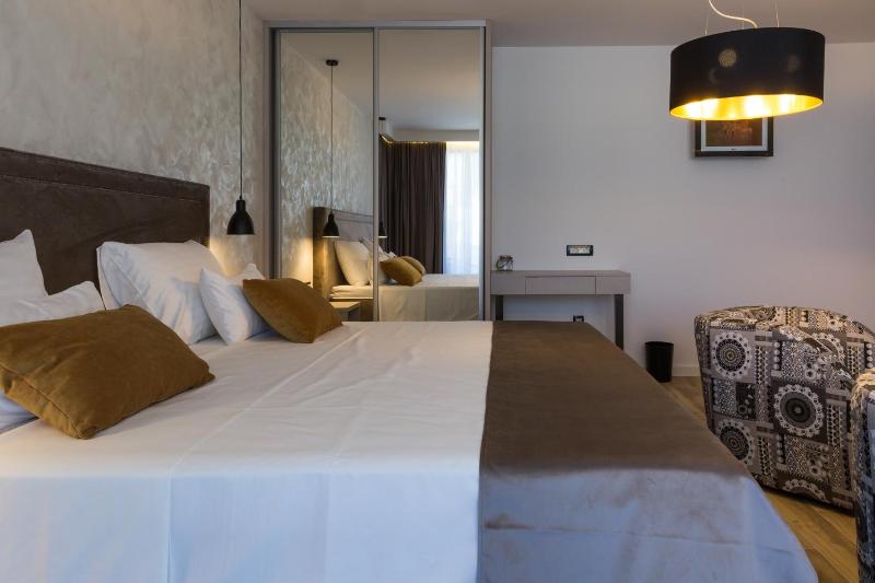 Deluxe King Room with Balcony image 3