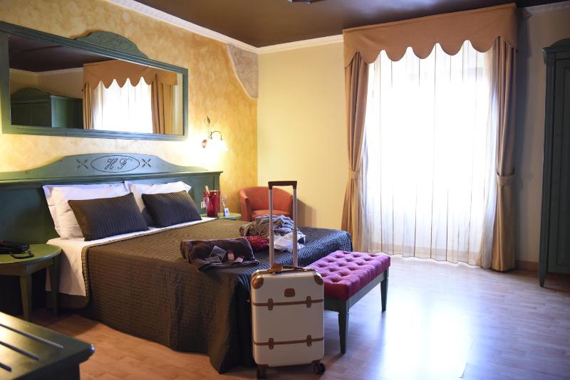 Quadruple Room image 3