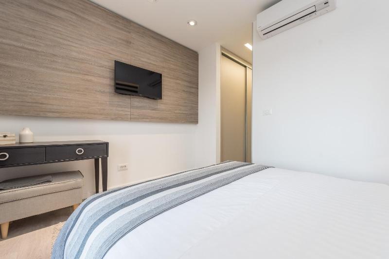 One Bedroom Apartment with Two Balconies and Sea View image 3