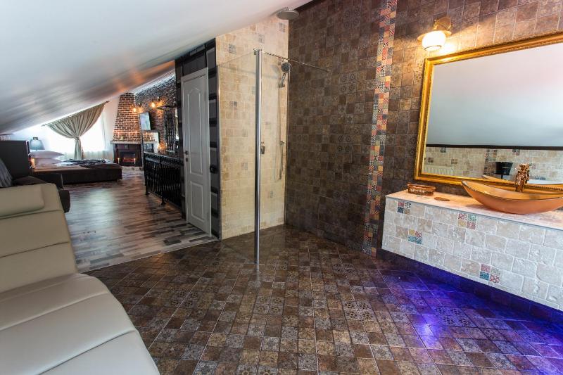 Deluxe Suite with Spa Bath image 3