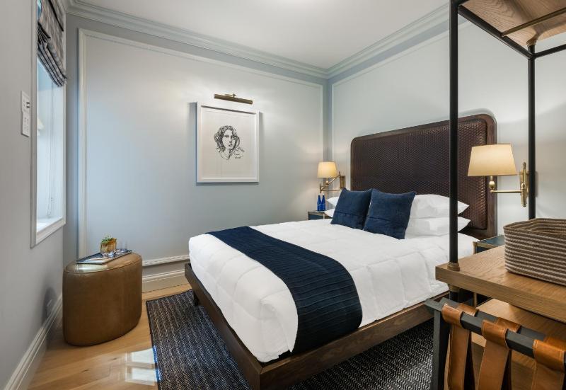 Deluxe Queen Room image 3