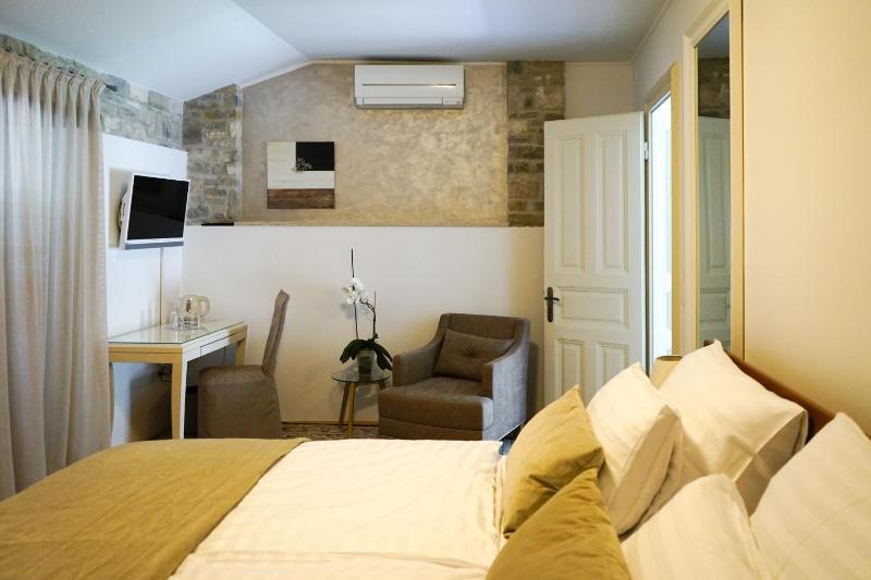 Deluxe Queen Room image 3