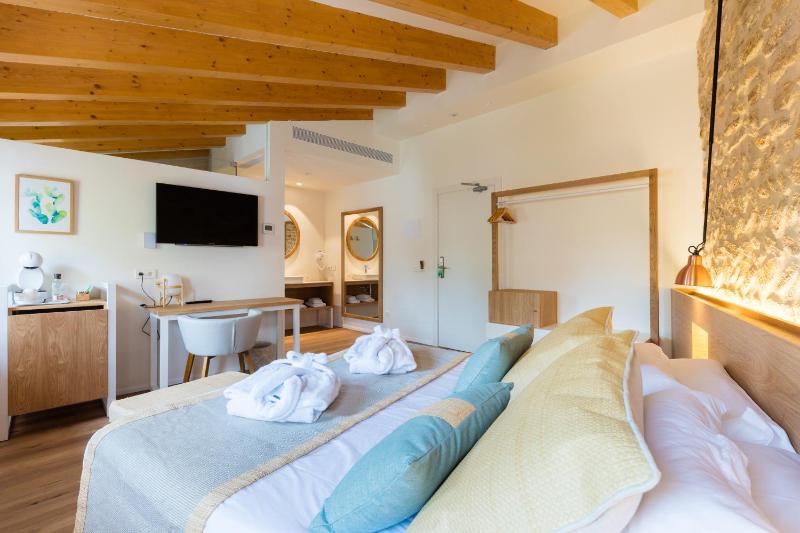 Deluxe Double Room image 2