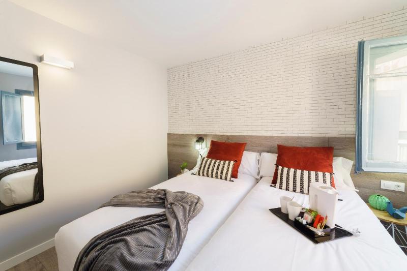 Twin Room image 4