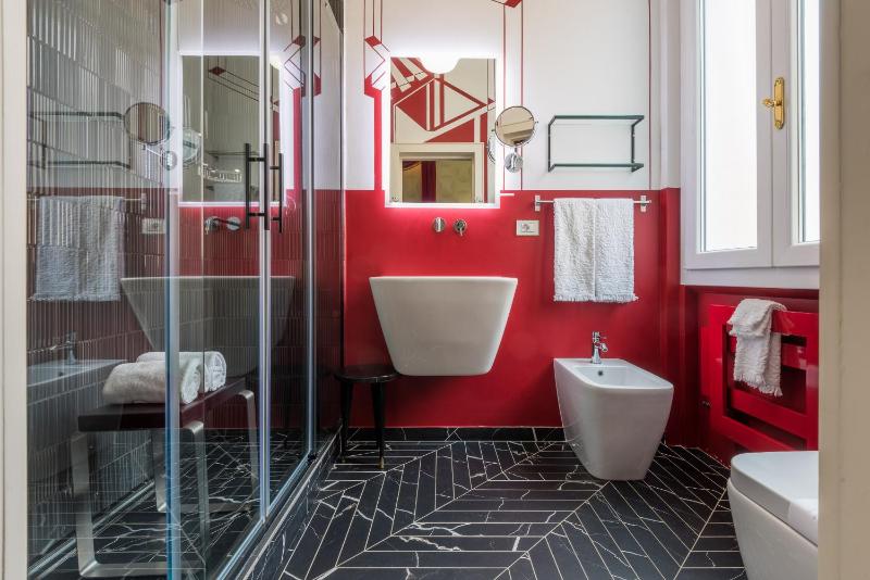 Superior King Room image 3