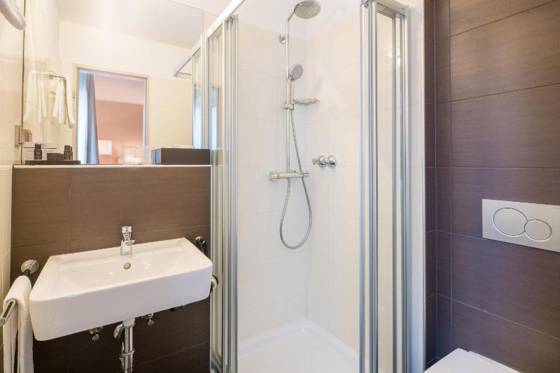 Comfort Queen Room image 4