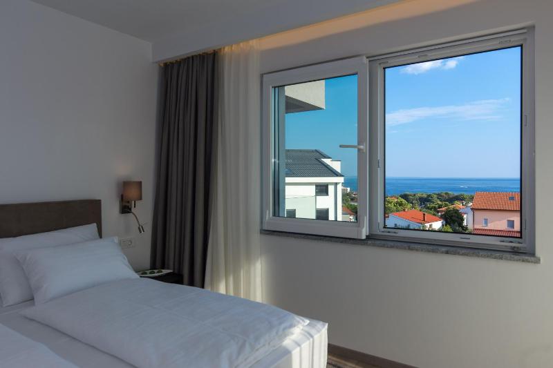 Deluxe Double or Twin Room with Balcony  and Sea View image 2