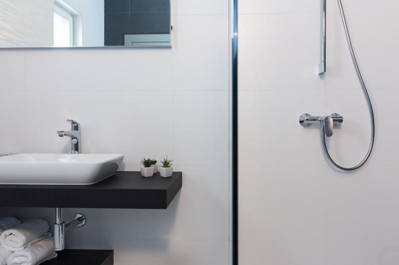 Deluxe Double or Twin Room with Balcony  and Sea View image 4