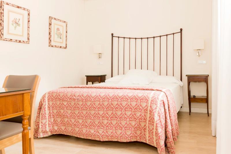 Double or Twin Room image 4